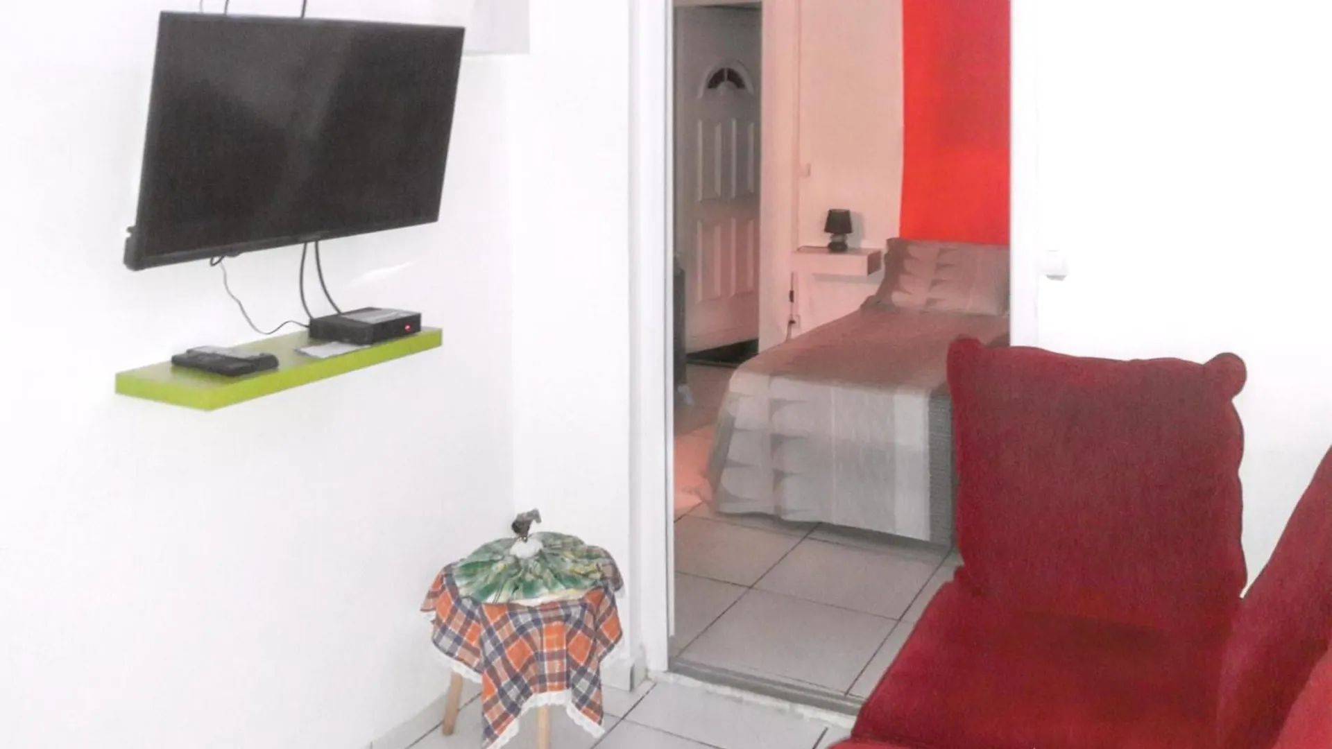Appartement Charmant A Sainte Rose De 40 M² Avec Piscine شقة