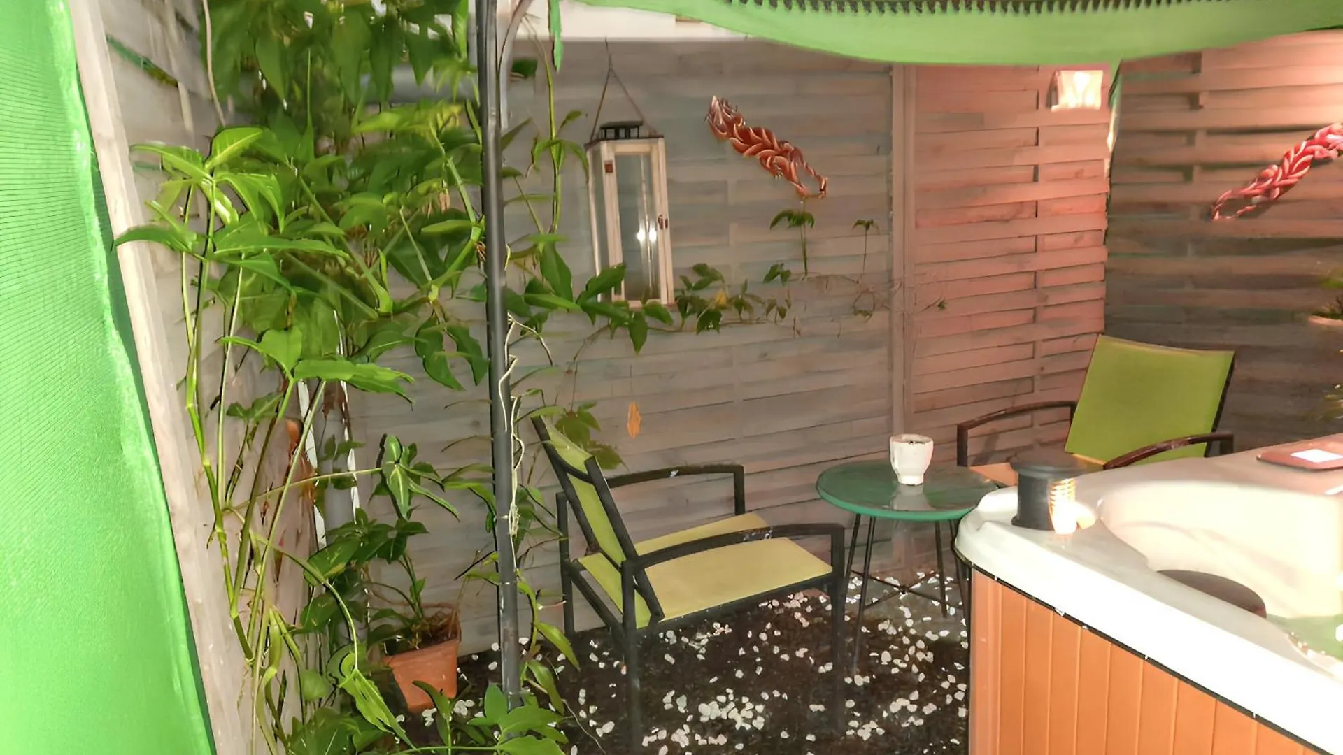 Apartment Appartement Charmant: Sainte Rose Retreat with Pool